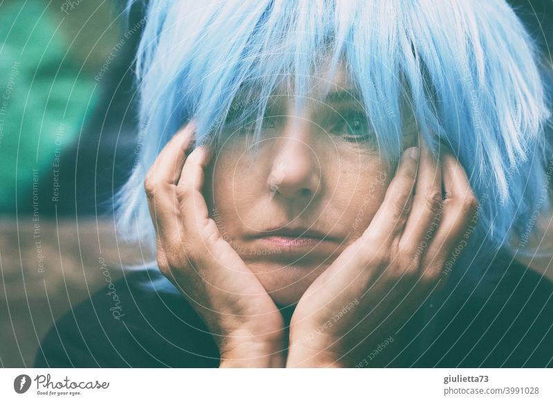 Hoffnungslose Künstlerin mit blauer Perücke im Corona-Lockdown, Zwangspause | corona thoughts Perspektive perspektivlos Hoffnungslosigkeit hoffnungslos