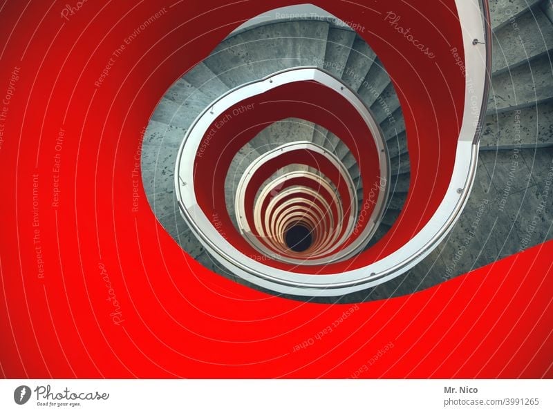 12.Etage Treppe Architektur rund Spirale Loch Perspektive Treppenhaus Wohnhaus rot stufen Kreisel Strukturen & Formen schwungvoll Stockwerk treppen steigen