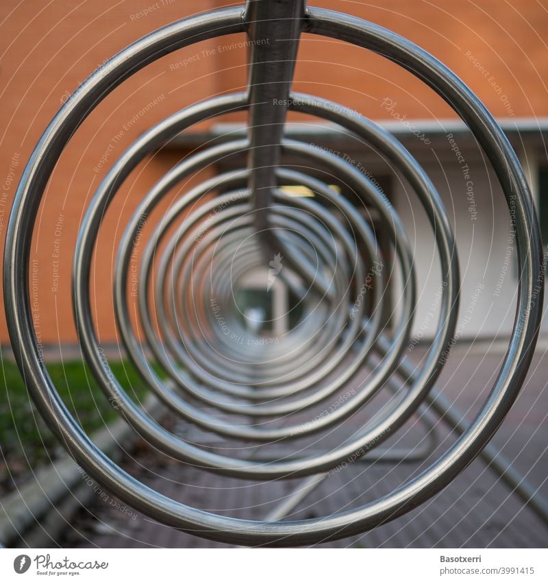 Blick ins Innere des Fahrradständers rund Kreis Stahl Edelstahl blank Symmetrie symmetrisch Struktur Stadt Tag Menschenleer Metall Nahaufnahme Fahrradfahren