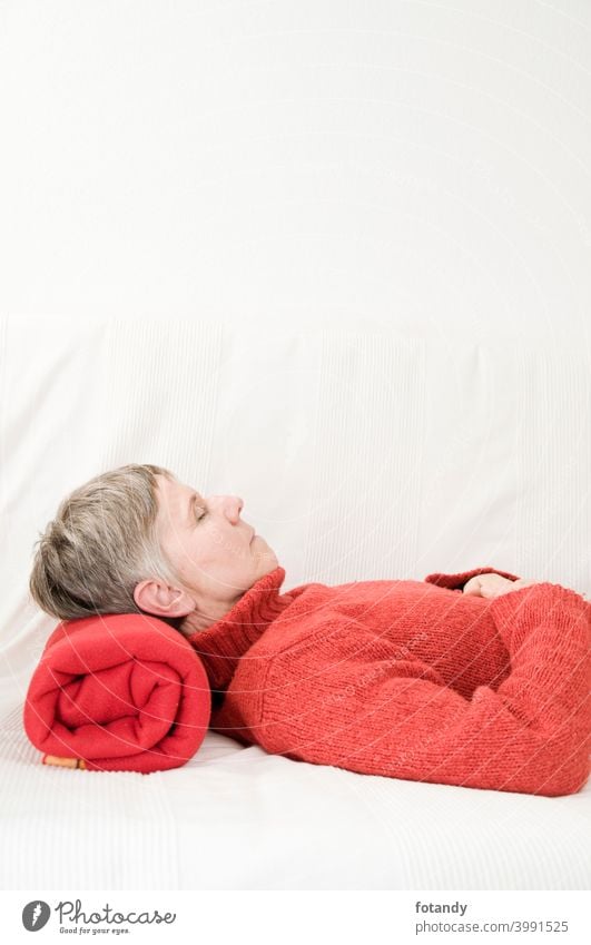 Entspannung in rot vertikal sich[Akk] entspannen Frau Oberkörper ältere Frau Befriedigung Erholung Erwachsener friedlich graues Haar Kurze Haare gemütlich