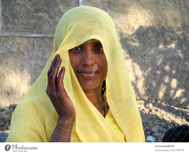 Mysteries of India Frau Sari gelb Indien geheimnisvoll Gesicht Blick Auge schön
