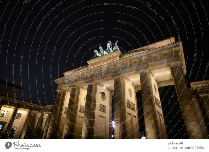 Brandenburger Tor erleuchtet bei Nacht Wahrzeichen Sehenswürdigkeit Hauptstadt historisch Weltkulturerbe Frühklassik Lichterscheinung Hintergrund neutral