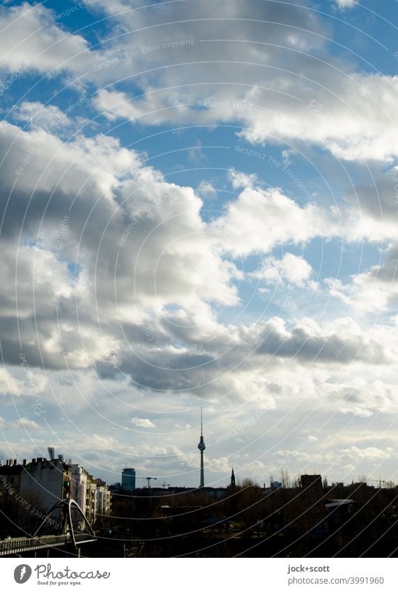 viele Wolken über der Großstadt Berliner Fernsehturm Ferne Panorama (Aussicht) Silhouette Troposphäre Wahrzeichen Prenzlauer Berg Schönes Wetter Berlin-Mitte