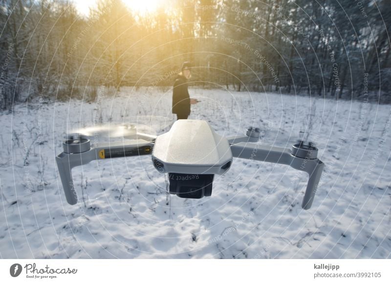 quadronaut drone drone flying droneperspective Pilot steuern Steuerung Propeller fliegen kamera Objektiv Natur Farbfoto Außenaufnahme Luftaufnahme landscape