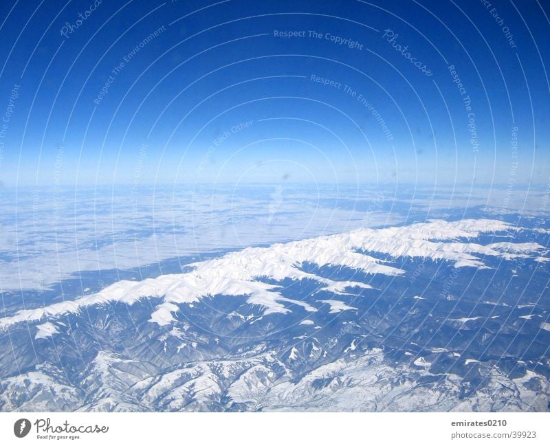 Winter von ganz oben Karpaten Luftaufnahme Luftverkehr Farbe Schnee blau Himmel Berge u. Gebirge