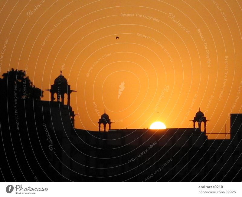 disappearing sun Sonnenuntergang gelb schwarz Gebäude Indien Farbe orange Turm