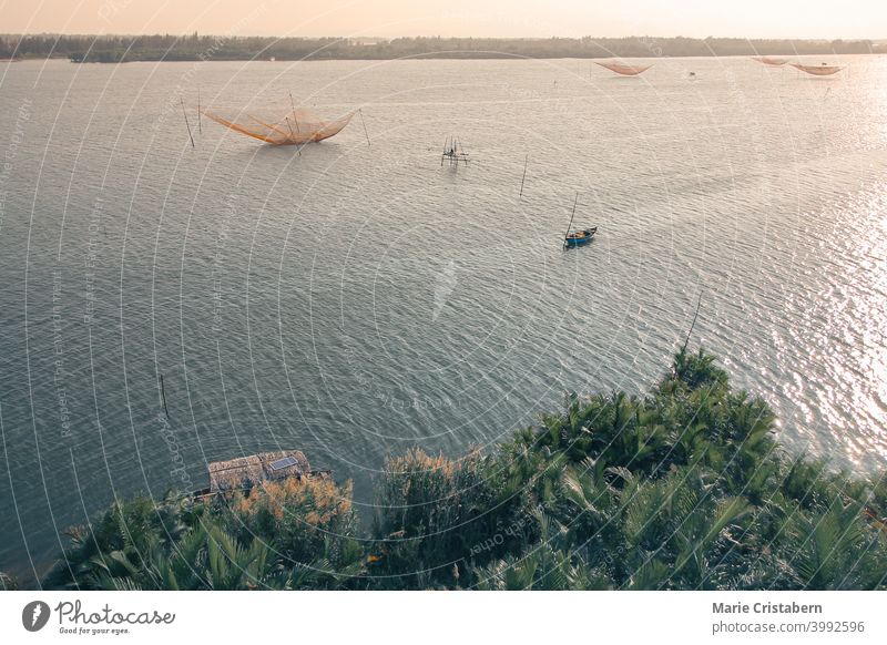 Luftaufnahme der ikonischen stationären Stellnetz-Fischreuse am Cua Dai Beach in Hoi an, Vietnam Hoi An Sonnenuntergang stationäre Aufzugsnetze Reuse