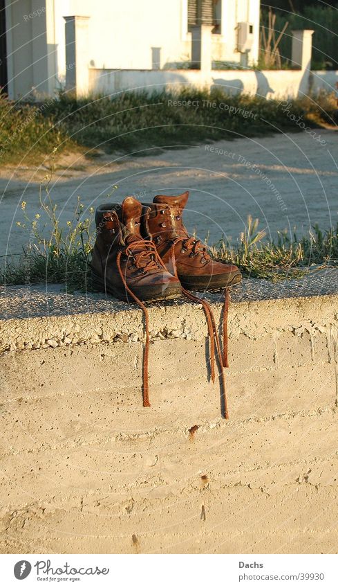 Sonnenbad Schuhe Wanderschuhe wandern Pause Mauer Sonnenuntergang Europa Korfu