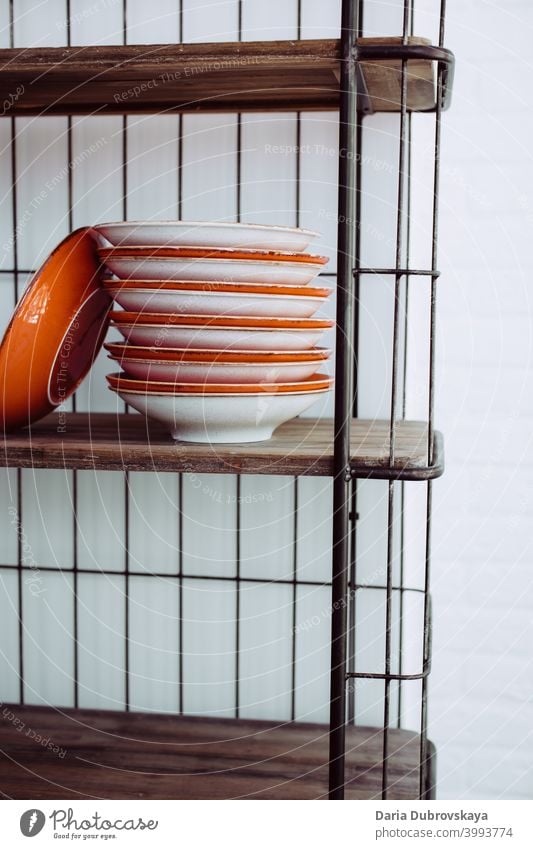 Keramische Platten auf dem Regal Kulisse Küche Küchengeräte Teller Keramik Stil Utensil Geschirr Lebensmittel Abendessen Sauberkeit Restaurant Design