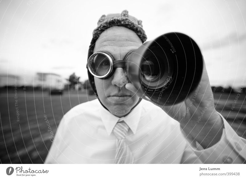 Mann mit Fliegerbrille benutzt Objektiv als Fernsglas. Er trägt dabei Hemd und Schlips. Büroarbeit maskulin Erwachsene 1 Mensch Medien Neue Medien