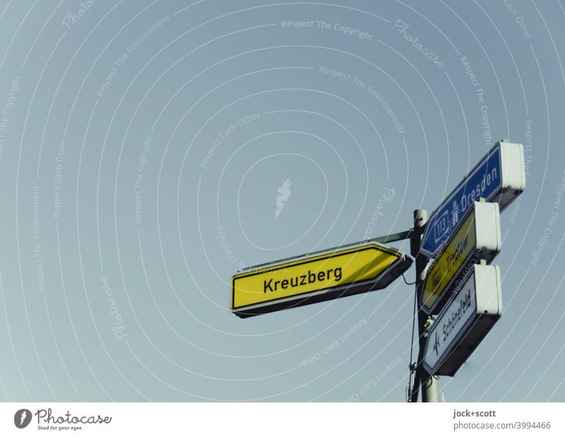 Pfeilwegweiser nach Kreuzberg oder andersrum Verkehrszeichen Richtung Zeichen Schilder & Markierungen Hinweisschild Wege & Pfade Wegweiser Orientierung