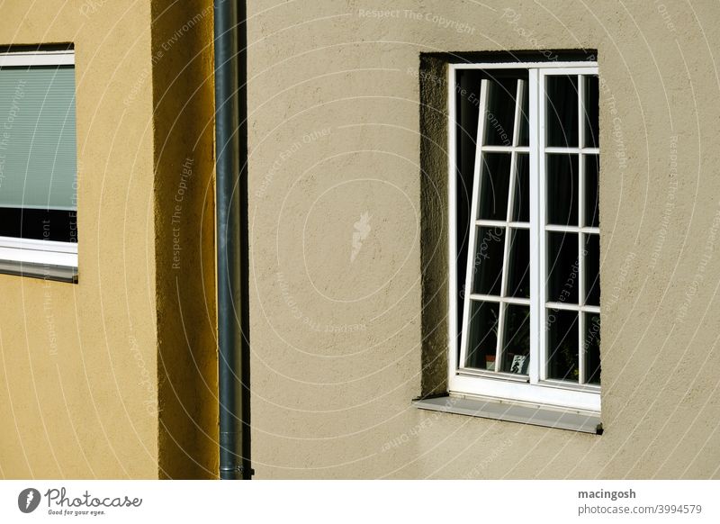 Gekipptes Fenster eines Wohnhauses im harten Sonnenlicht einsamkeit isolation sonne mittagszeit schatten kontrast harte schatten fenster menschenleer