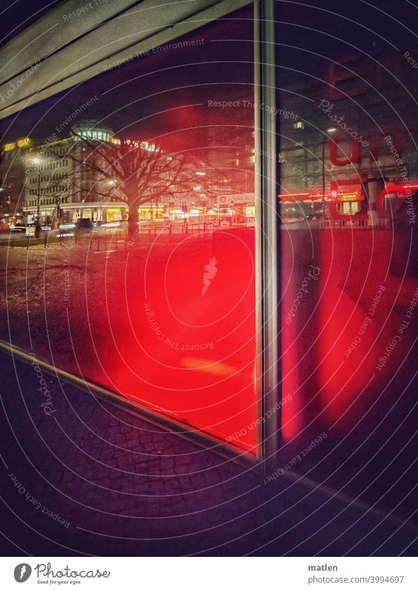 Innenstadt Berlin Schaufenster Reflexion & Spiegelung Nacht Lichter City Haus Rot dunkel Farbfoto Schatten Straße