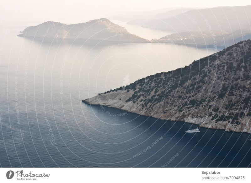 Blick auf Assos in den Morgennebel getaucht. Es ist eine Insel von Kephalonia im Westen Griechenlands Ausblick Eintauchen reffen baden Kristalle kristallin