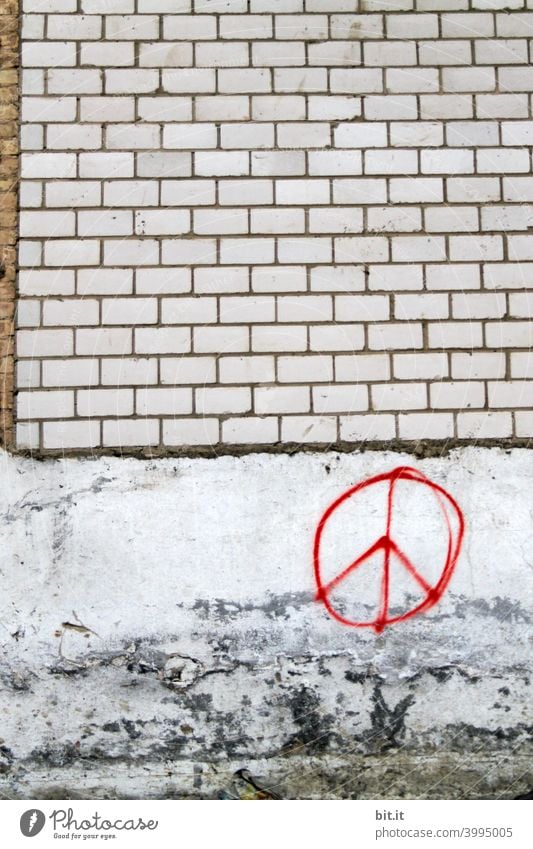 Peace on earth, pleace. Frieden peaceful peacezeichen friedlich harmonisch Friedenssymbole Mauer Wand Fassade Mauerstein Graffiti Schriftzeichen Zeichen Gebäude