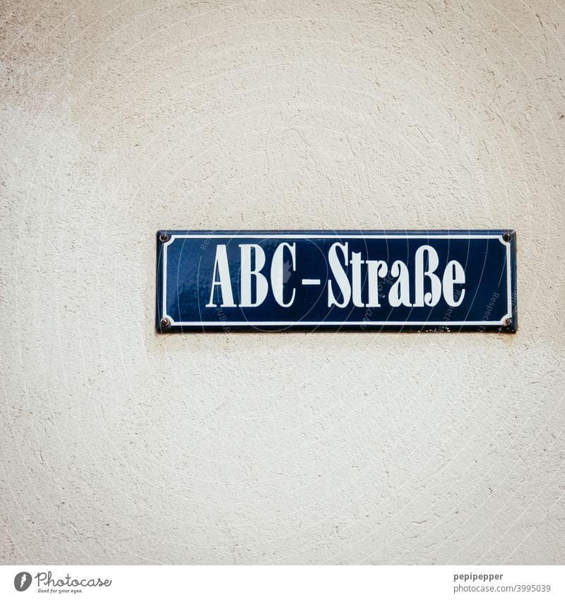 ABC-Straßenschild Strassenschild Schilder & Markierungen Alphabet alphabetisch Hinweisschild Schriftzeichen Buchstaben Menschenleer Typographie Wort Mitteilung