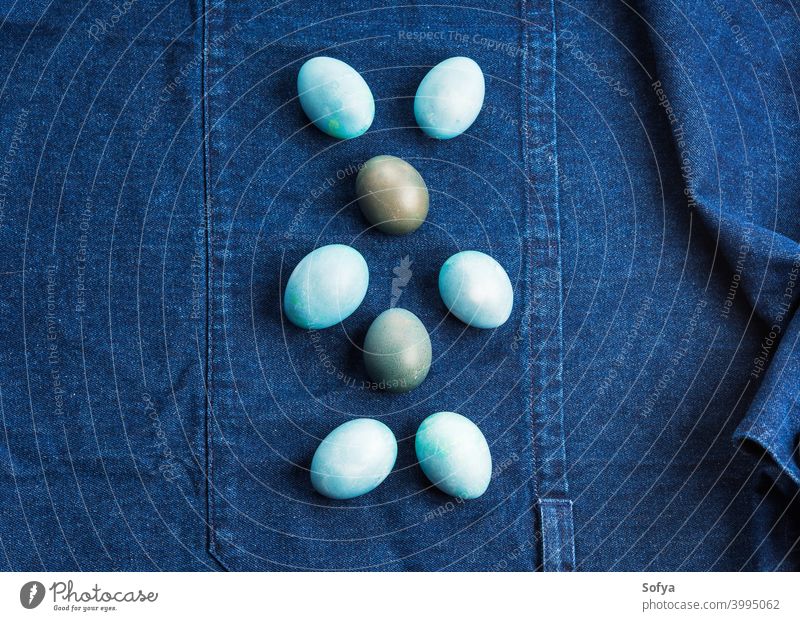 Blau gefärbt Ostern hart gekochte Eier auf Denim Schürze Hase blau Frühling Form Textur Jeansstoff Muster dunkel Hintergrund Gewebe Design Jeanshose Textil
