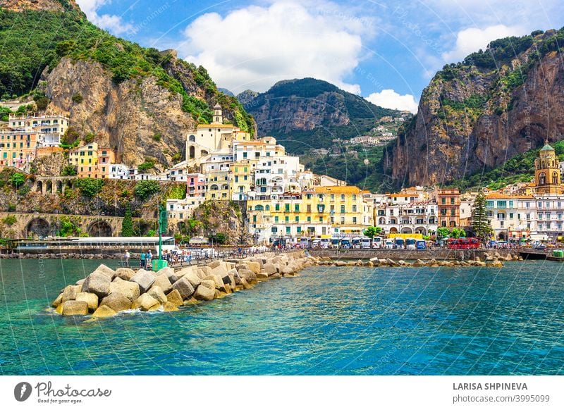 Panoramablick, Luftsilhouette von kleinen Hafen von Amalfi Dorf mit winzigen Strand und bunten Häusern auf Felsen gelegen. Gipfel der Berge an der Amalfiküste, Salerno, Kampanien, Italien