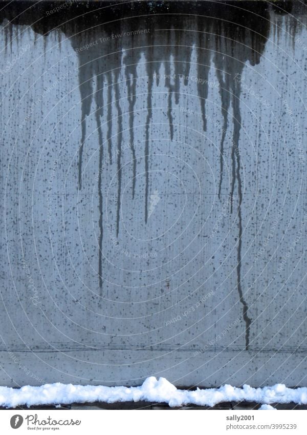 Betonwand bei Tauwetter... Wand Mauer Regen schlechtes Wetter Außenaufnahme grau trist nass Schnee Winter Muster grau in grau Wasserspuren Nässe kalt Kunst