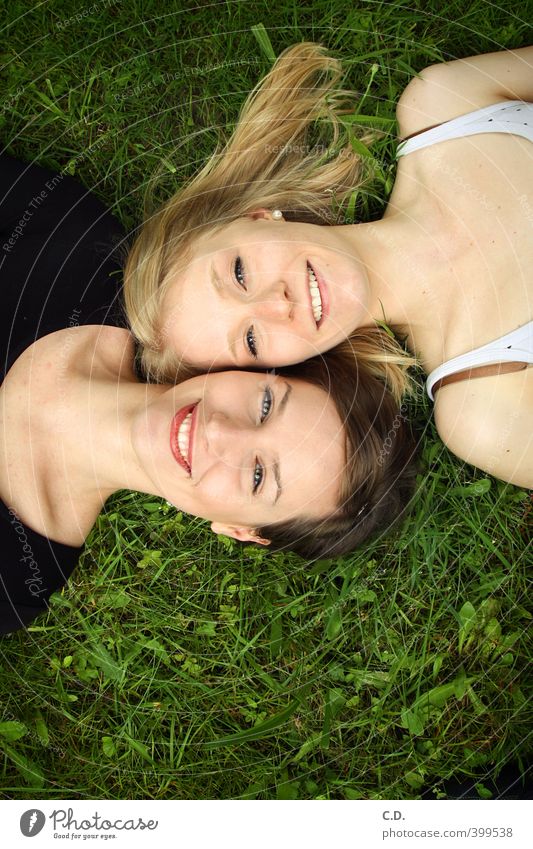Lia & Kira feminin Freundschaft Kopf 2 Mensch Sommer Gras Lächeln liegen Fröhlichkeit Freude Zusammensein Farbfoto Außenaufnahme Tag Blick in die Kamera