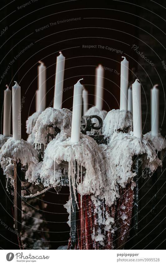 weiße Kerzen auf einem Kerzenständer Kerzendocht Kerzenstimmung kerzenhalter Kerzenschein Innenaufnahme Feste & Feiern brennen Wachs Wachstum wachsen