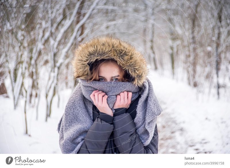 Mädchen friert im Winterwald Schnee Wald frieren Schal Mütze Kapuze Frost kalt ernst Baum Kälte Jugendliche warme Kleidung entspannt teenager spazieren
