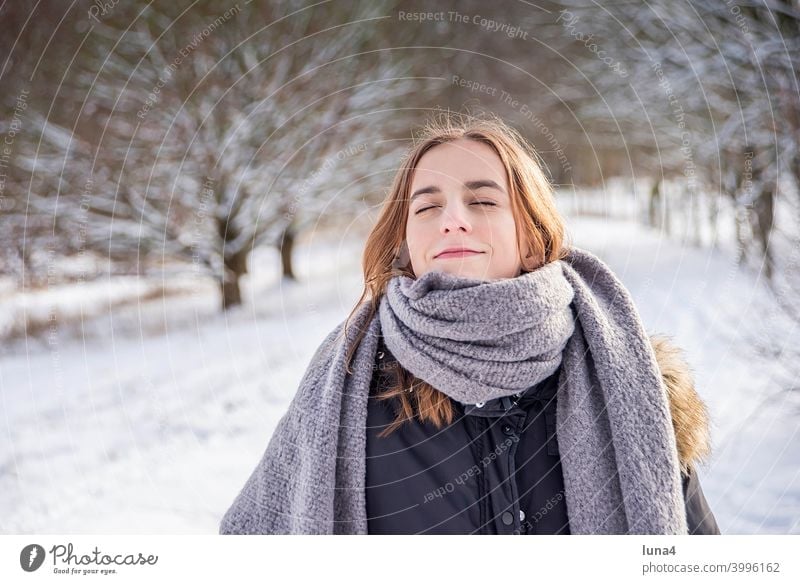 fröhliches Mädchen  genießt Sonne im Winterwald Schnee Wald Schal Frost genießen sonnen spazieren Spaziergang kalt Baum Kälte Jugendliche Erholung