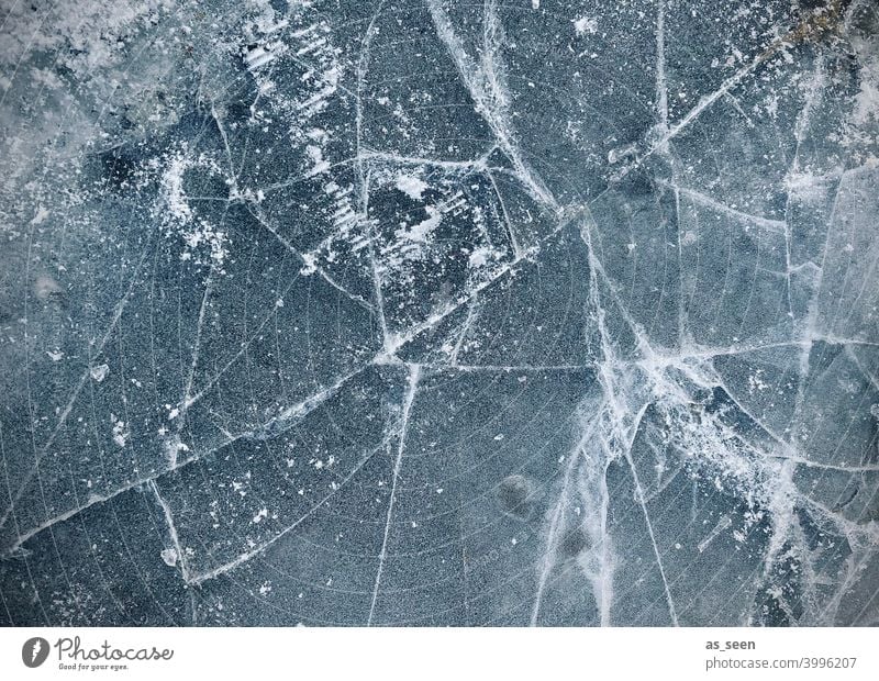 Brüchiges Eis Oberfläche Winter kalt Frost gefroren Schnee Eiskristall frieren weiß Natur Außenaufnahme einbrechen Eisoberfläche blau frostig Menschenleer