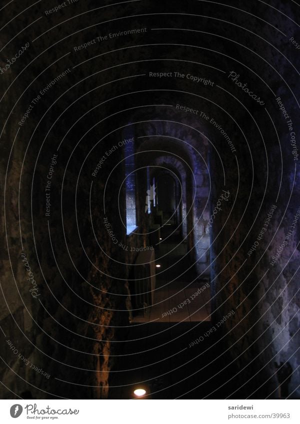 Der dunkle Gang Tower of London dunkel mystisch gefährlich Architektur altes Gemäuer Angst Tod bedrohlich Schatten