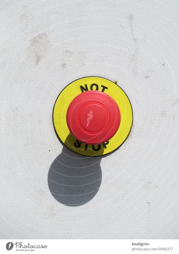 Not-Stop Knopf in Signalfarben Notfall Alarmknopf Sicherheit Außenaufnahme Licht & Schatten Zeichen Symbole & Metaphern Vorsicht rund drücken rot gelb weiß