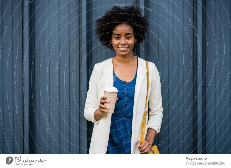Porträt einer afroamerikanischen Geschäftsfrau im Freien. Afro-Look Business Frau urban Lächeln Erwachsener Kaffee Kaffee zum Mitnehmen Anzug Unternehmen