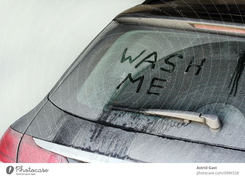 Ein sehr schmutziges Auto auf dem steht wash me auto autowäsche waschen winter autowaschen dreck dreckig salz schnee heckscheibe autoscheibe kruste