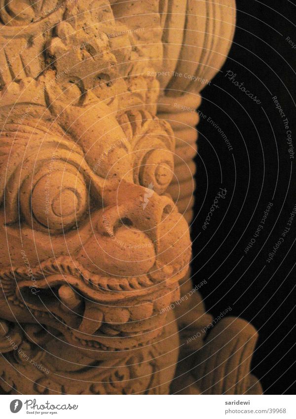 Versteinert Steinfigur Bali Indonesien Götter schwarz obskur Bewacher Kontrast alt