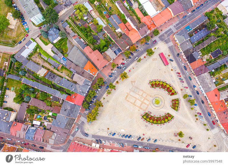 Luftaufnahme des historischen Stadtzentrums von Lowicz mit Rynek-Marktplatz, Altem Rathaus, Neuem Rathaus, bunten Gebäuden mit mehrfarbiger Fassade und Ziegeldächern, Polen