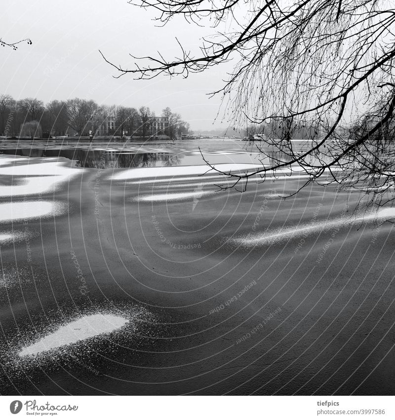 Eisflächen in der Rummelsburger Bucht im Treptower Park in Berlin mit Schnee Winter Insel Rummelsburger See abstrakt Abstraktion Frost Wasser Spree Stilleben
