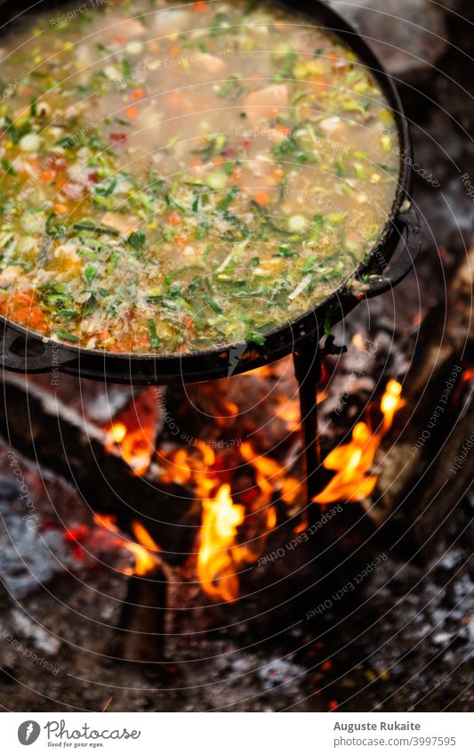 Zelten und Suppe kochen im Wald. Feuer Lager Camping sich[Akk] entspannen Natur natürlich Fisch warm warmfood Lebensmittel lecker