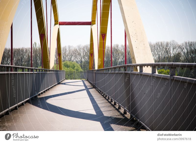 Klare Schatten auf einer Fußgänger- und Fahrradbrücke Architektur Brücke Farben Fotografie Hell Inhalt Ungesättigt grau weiß Außenaufnahme Farbfoto Menschenleer