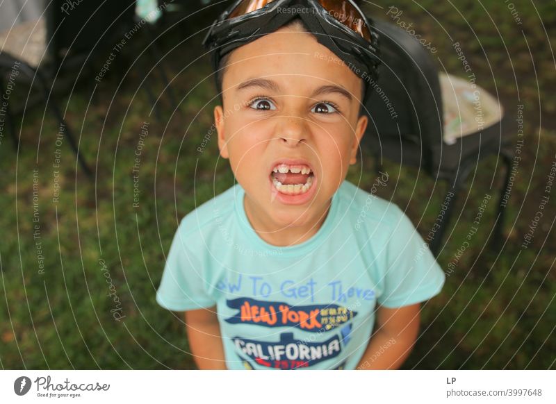 Wütendes Kind zeigt Zähne in die Kamera Blick in die Kamera Vorderansicht Oberkörper Porträt Zahnarzt selbstbewußt Euphorie Vorfreude Lebensfreude Stimmung
