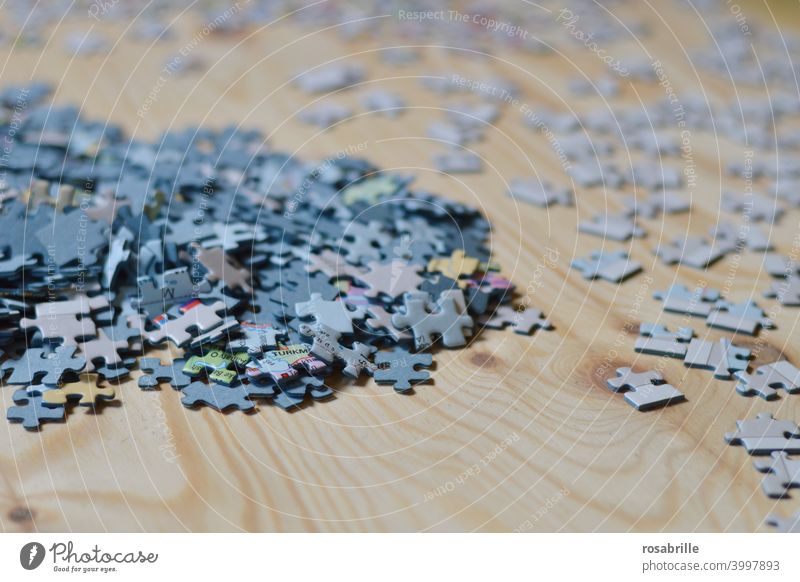 Ordnung im Chaos | sortierte Puzzlestücke puzzeln Haufen zusammensetzen Spiel Puzzlespiel sortieren System systematisch planen durcheinander chaotisch ordnen