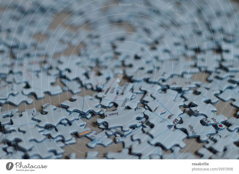 Zwischenräume | Puzzlestücke auf einem Haufen puzzeln zusammensetzen Spiel Puzzlespiel spielerisch Rätsel rätsel suchen finden Geschick Geschicklichkeit Geduld