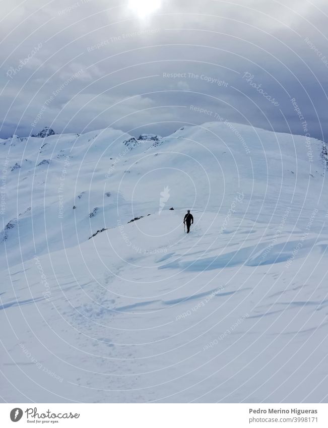 Snowy Berg mit der Silhouette einer Person männlich Gipfel Freiheit Natur Sonne Ziel verschneite Aufsteiger übersichtlich Menschen hoch schneebedeckt Aufstieg
