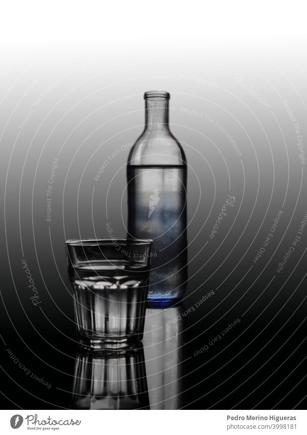 Kristallflasche und Glas Wasser Flasche Natur Brille trinken Gesundheit Frische gereinigt Durst Gießen Kristalle Lebensmittel durchsichtig Einfachheit Quelle
