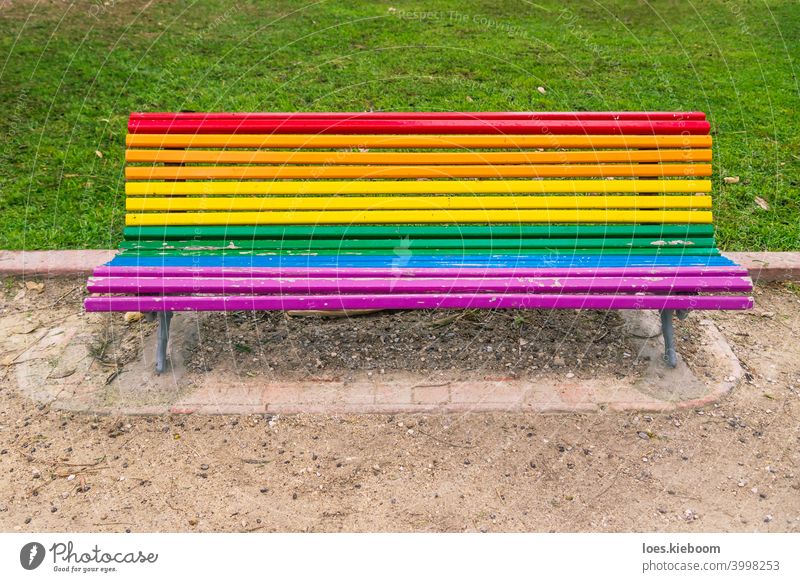 Bunte lgbt Regenbogen gemalt Bank in einem Park in Valencia, Spanien Ikon Liebe Muster altehrwürdig Transparente farbenfroh Stolz Fahne lesbisch Gemeinschaft