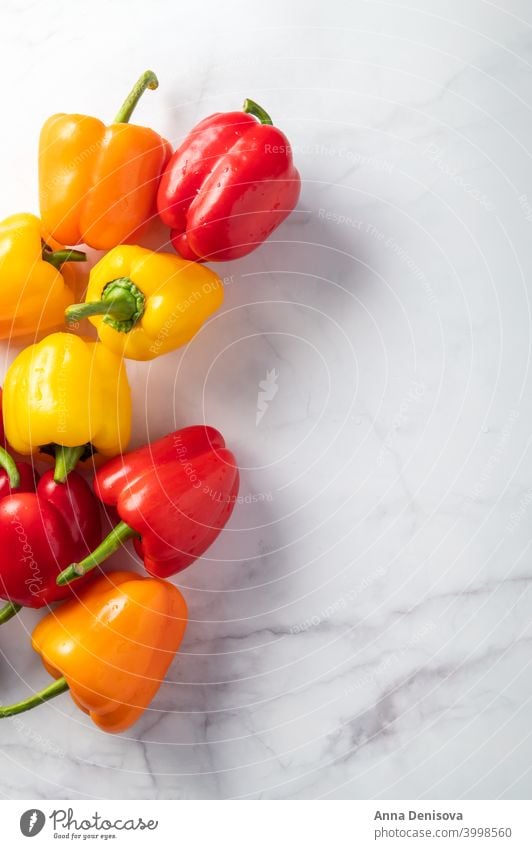 Orange, rote und gelbe Paprikaschoten Klingel organisch Gemüse orange farbenfroh frisch Gesundheit Bestandteil Lebensmittel Frische Salatbeilage essen Diät