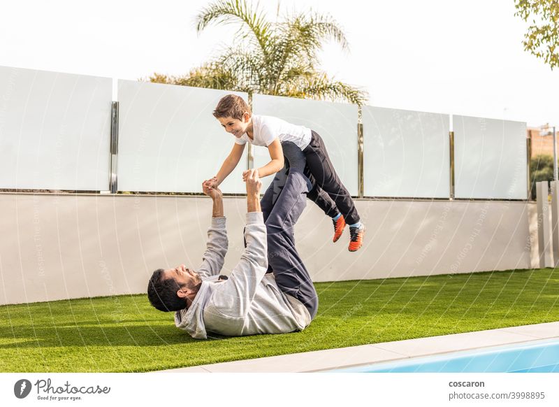 Vater und Sohn bei der Übung in ihrem Hausgarten aktiv Aktivität Gleichgewicht Ausgewogenheit Junge sorgenfrei führen heiter Kind Kindheit Kinder niedlich Tag