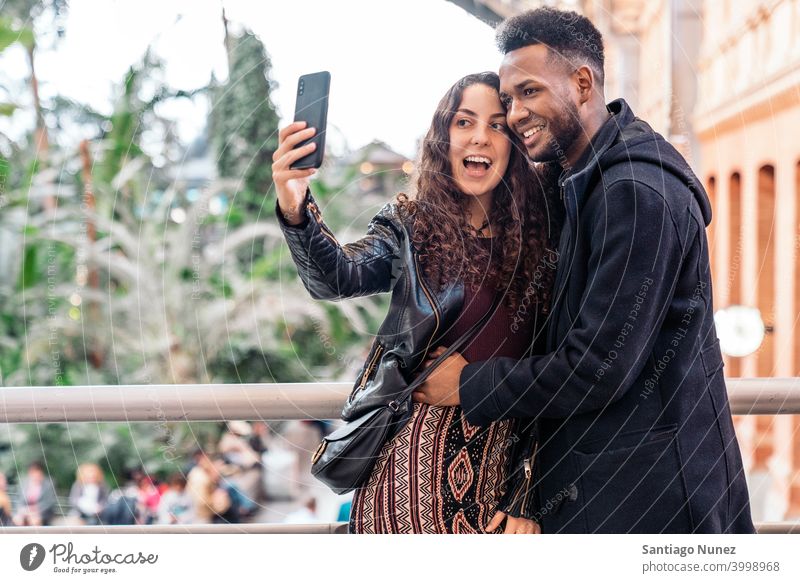 Liebe Paar nimmt ein Selfie Partnerschaft Selfie nehmen Vorderansicht interrassisches Paar Schwarzer Mann Afro-Look Afroamerikaner Zelle Handy Funktelefon