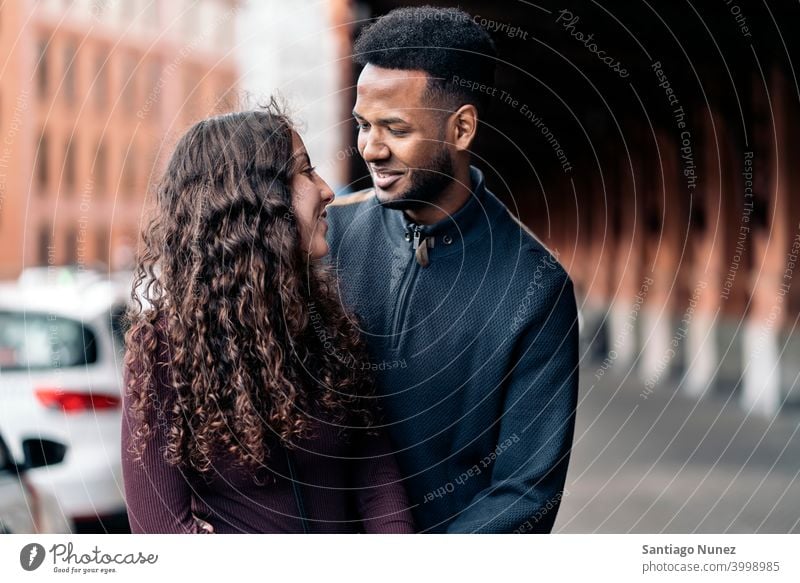 Interracial-Paar schaut sich gegenseitig an Nahaufnahme Nähe interrassisches Paar Küssen Afro-Look Afroamerikaner Lächeln Partnerschaft lieblich Detailaufnahme
