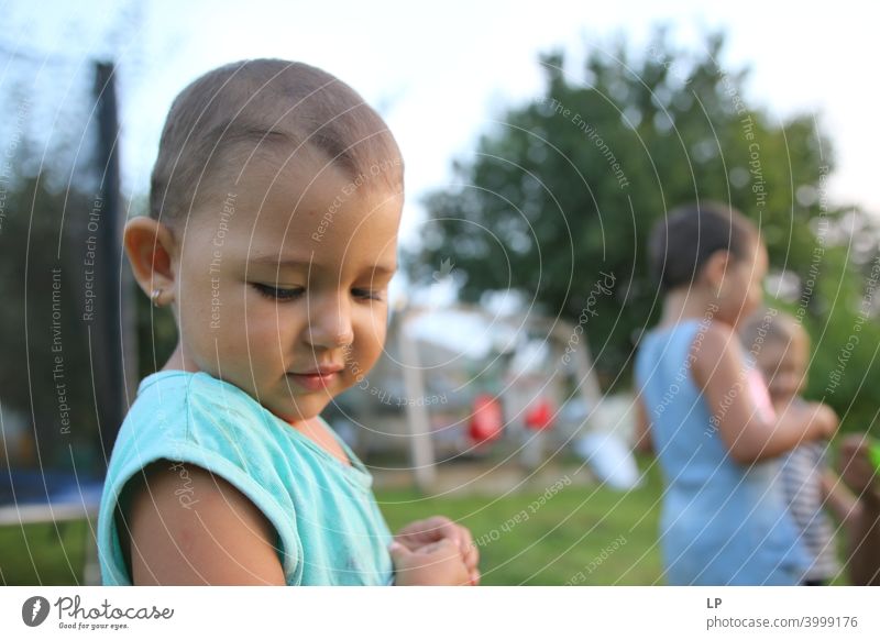 glückliches Kind mit geheimnisvollem Blick Erholung Mitteilung Körpersprache amüsant Entertainment Kindheitserinnerung echte Menschen Gesichter machen Wachstum