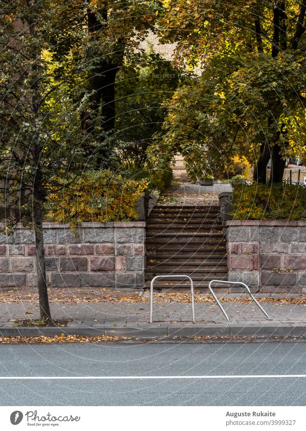 Herbst auf den Straßen ohne Menschen Bäume Gras grün gelb farbenfroh Fahrrad gebrochen Beschädigte schlechtekondition Treppe Steine Autos nocars nopeople