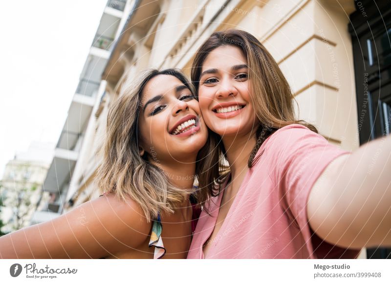 Zwei Freunde machen ein Selfie im Freien. jung zwei Frau Großstadt Freundschaft Lachen Porträt Spaß Tourismus reisen Genuss Lächeln Blick niedlich Freizeit